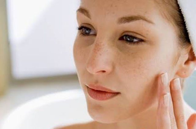 Berikut ini adalah beberapa faktor penyebab pori wajah menjadi bruntusan